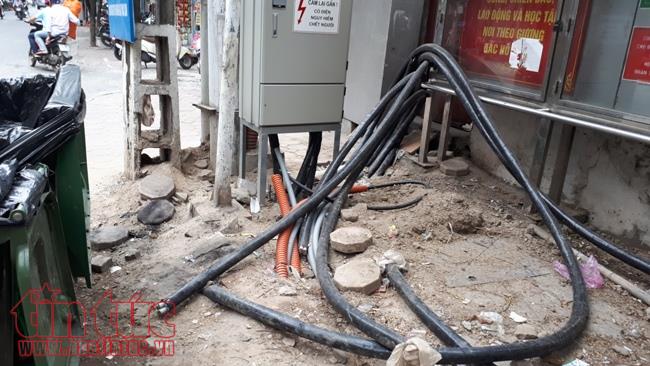 Dây điện, dây cáp viễn thông 'giăng bẫy' người dân trên phố ở Hà Nội ảnh 8